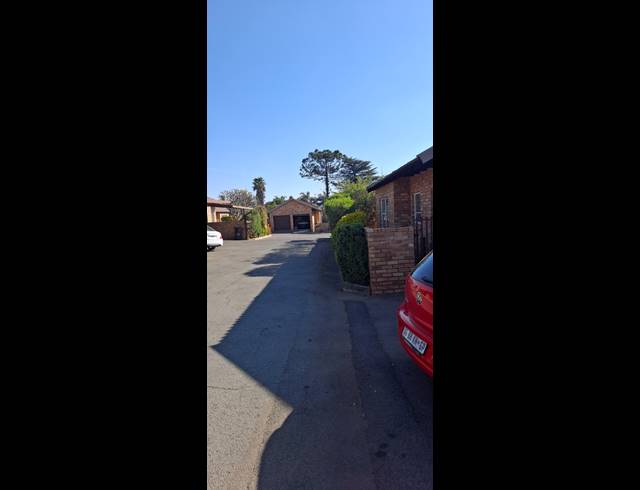 2 bed property to rent in HONEYDEW RIDGE